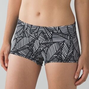 Lululemon Boogie Short (Roll Down)
Banana Leaf White Black
